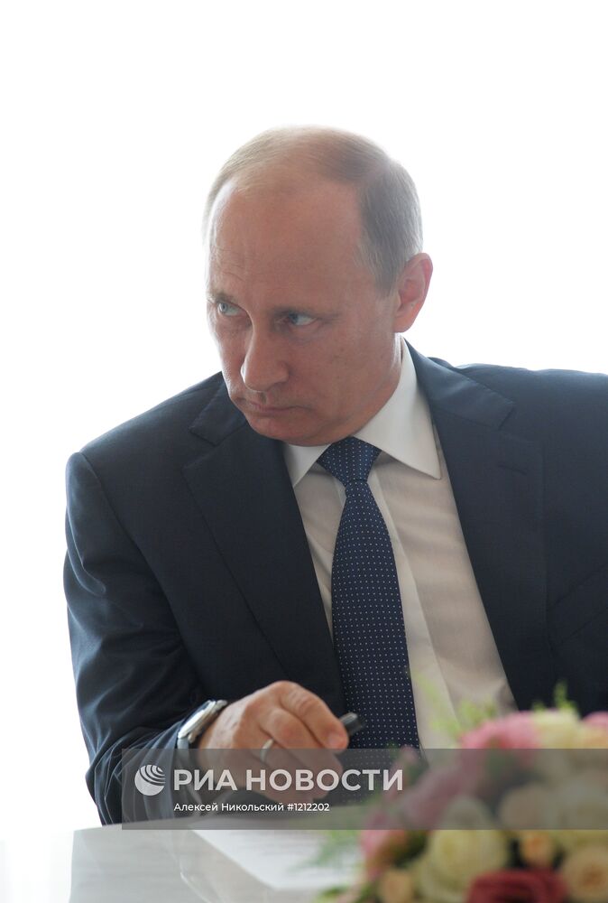В.Путин встретился с А.Хорошавиным и общественностью