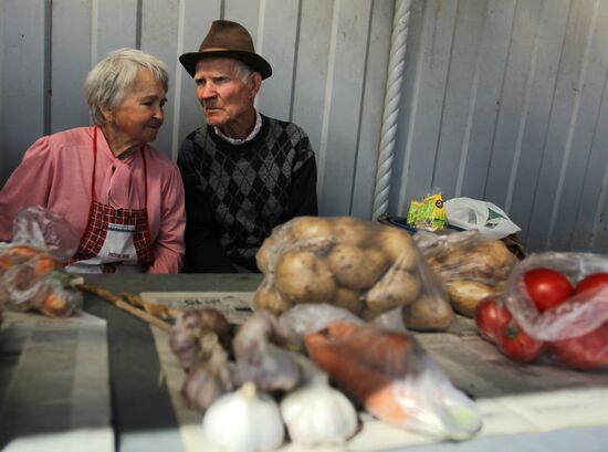 Уличная торговля в Великом Новгороде