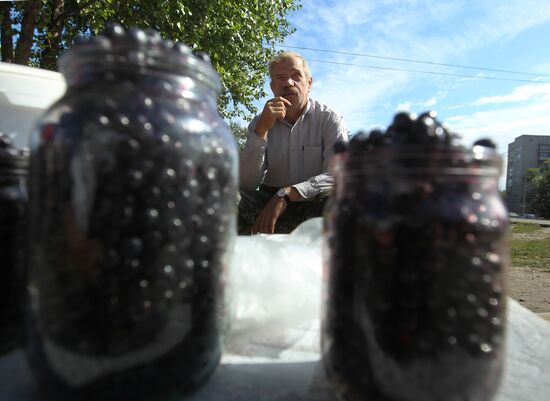 Уличная торговля в Великом Новгороде