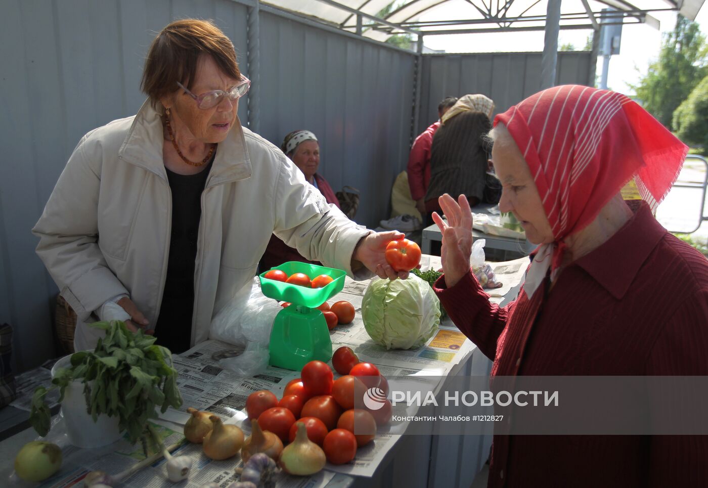 Уличная торговля в Великом Новгороде