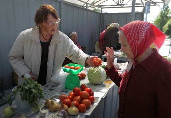 Уличная торговля в Великом Новгороде