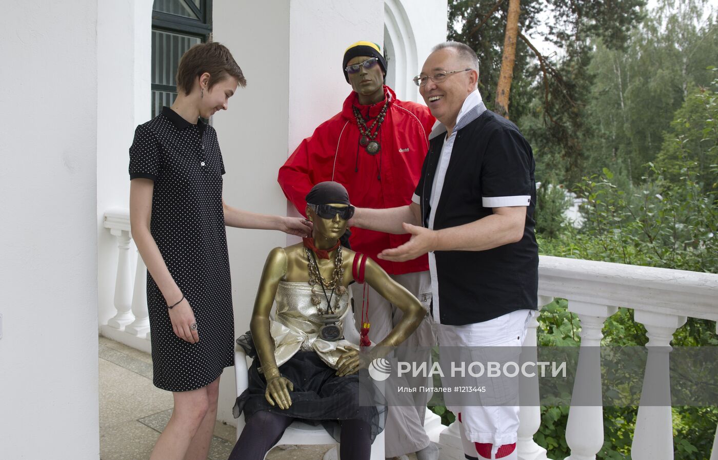 Художник-модельер Вячеслав Зайцев в своем доме