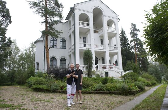 Художник-модельер Вячеслав Зайцев в своем доме