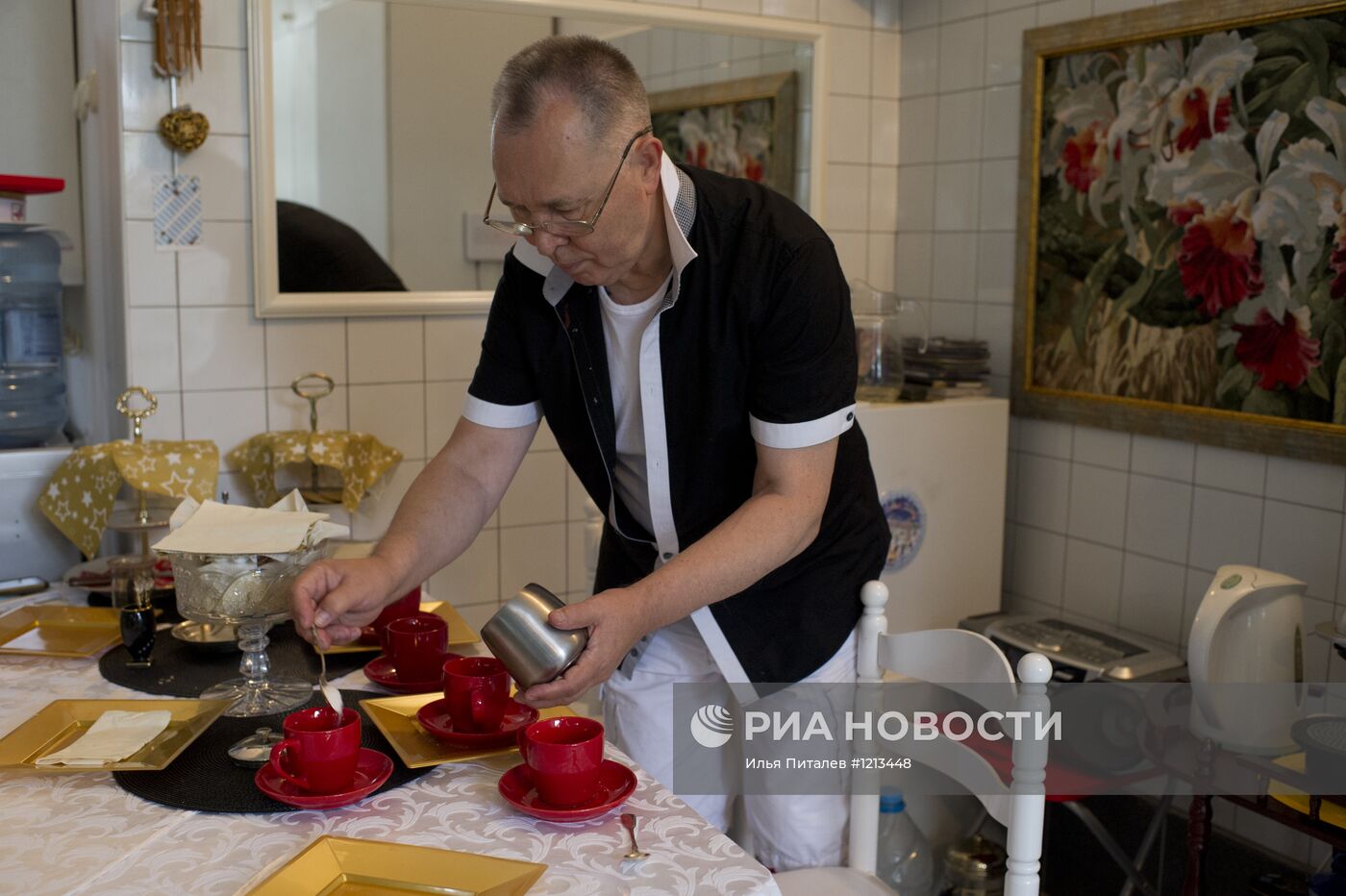 Художник-модельер Вячеслав Зайцев в своем доме