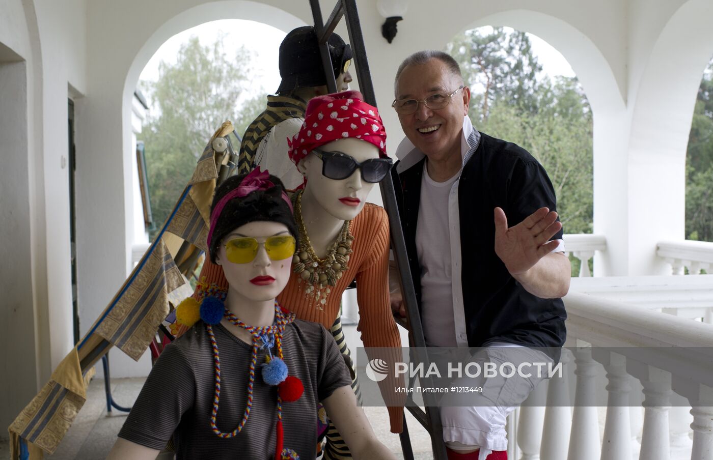 Художник-модельер Вячеслав Зайцев в своем доме