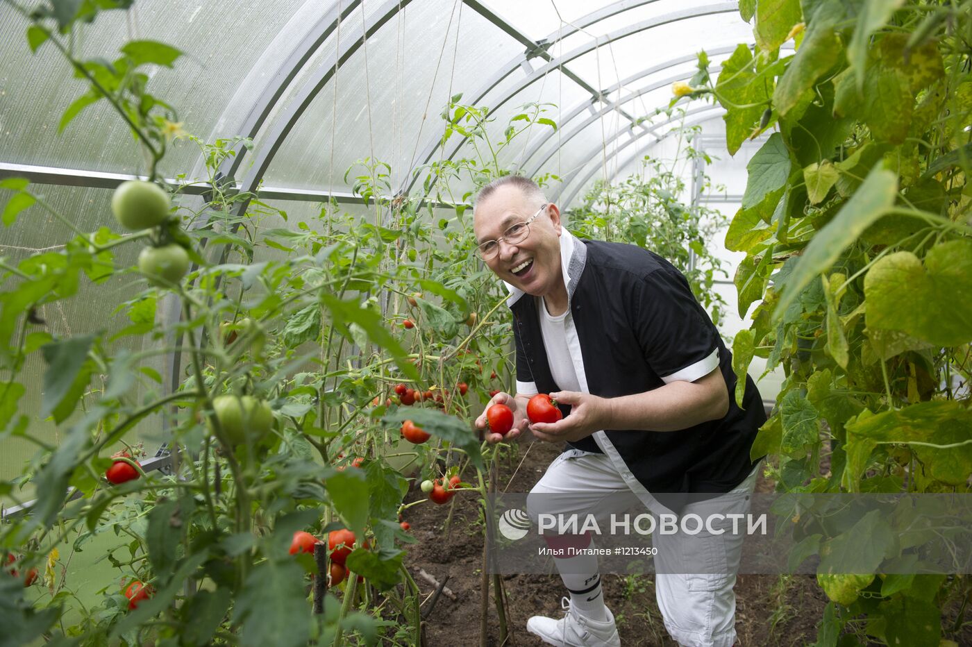 Художник-модельер Вячеслав Зайцев в своем доме