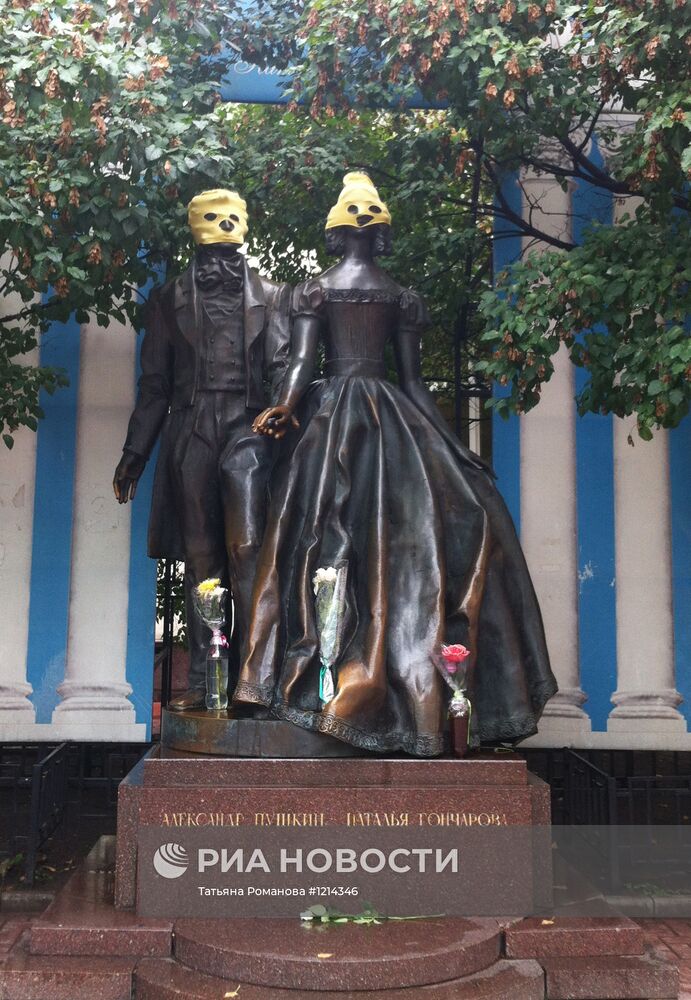 Акции в поддержку участниц панк-группы Pussy Riot