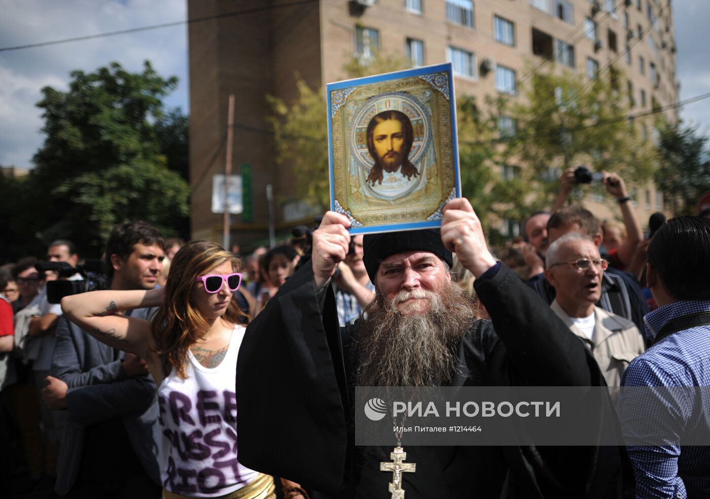 Акция в поддержку обвинения участниц группы Pussy Riot в Москве