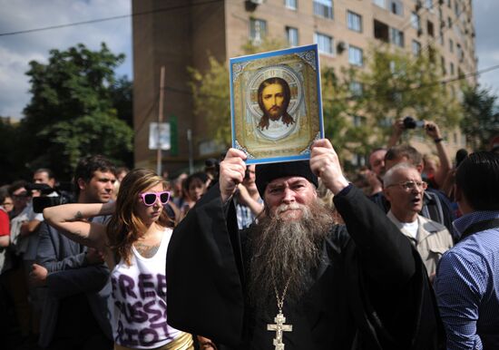 Акция в поддержку обвинения участниц группы Pussy Riot в Москве