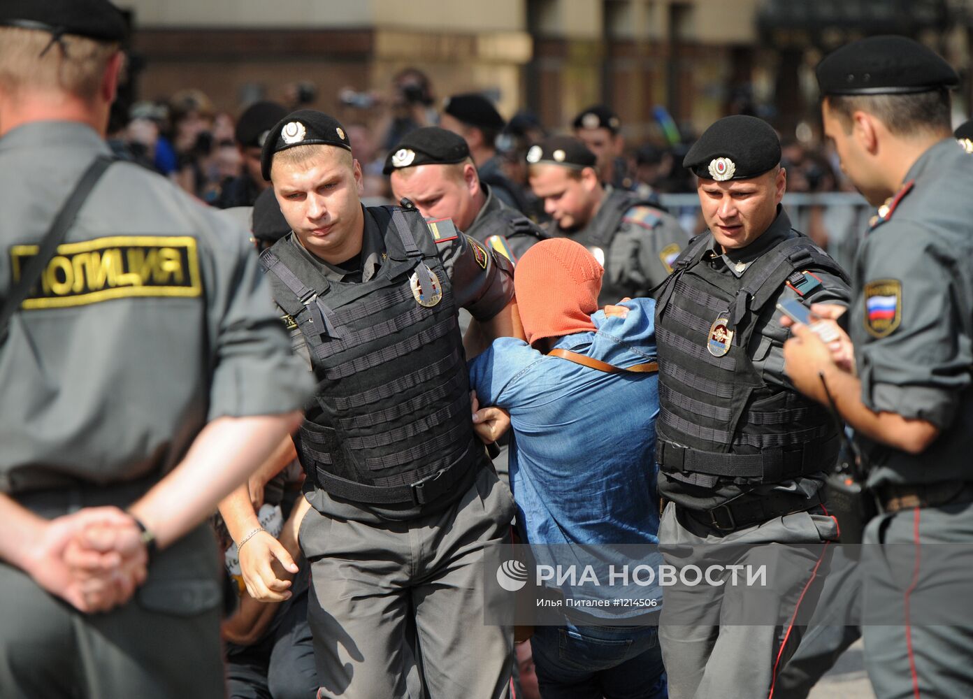 Акция в поддержку участниц панк-группы Pussy Riot в Москве