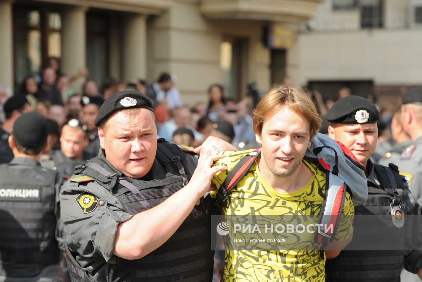 Акция в поддержку участниц панк-группы Pussy Riot в Москве