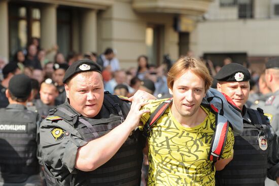Акция в поддержку участниц панк-группы Pussy Riot в Москве