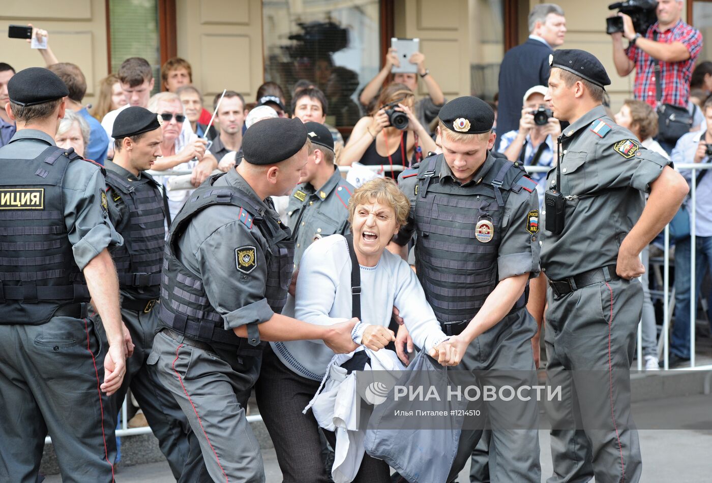 Акция в поддержку участниц панк-группы Pussy Riot в Москве