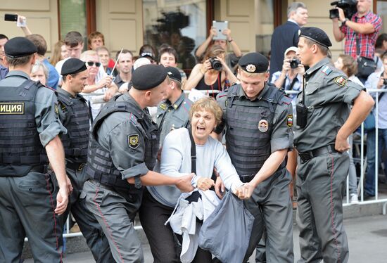 Акция в поддержку участниц панк-группы Pussy Riot в Москве