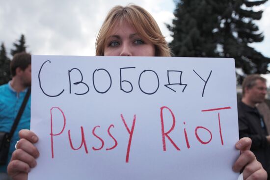 Акция в поддержку участниц группы Pussy Riot в Санкт-Петербурге