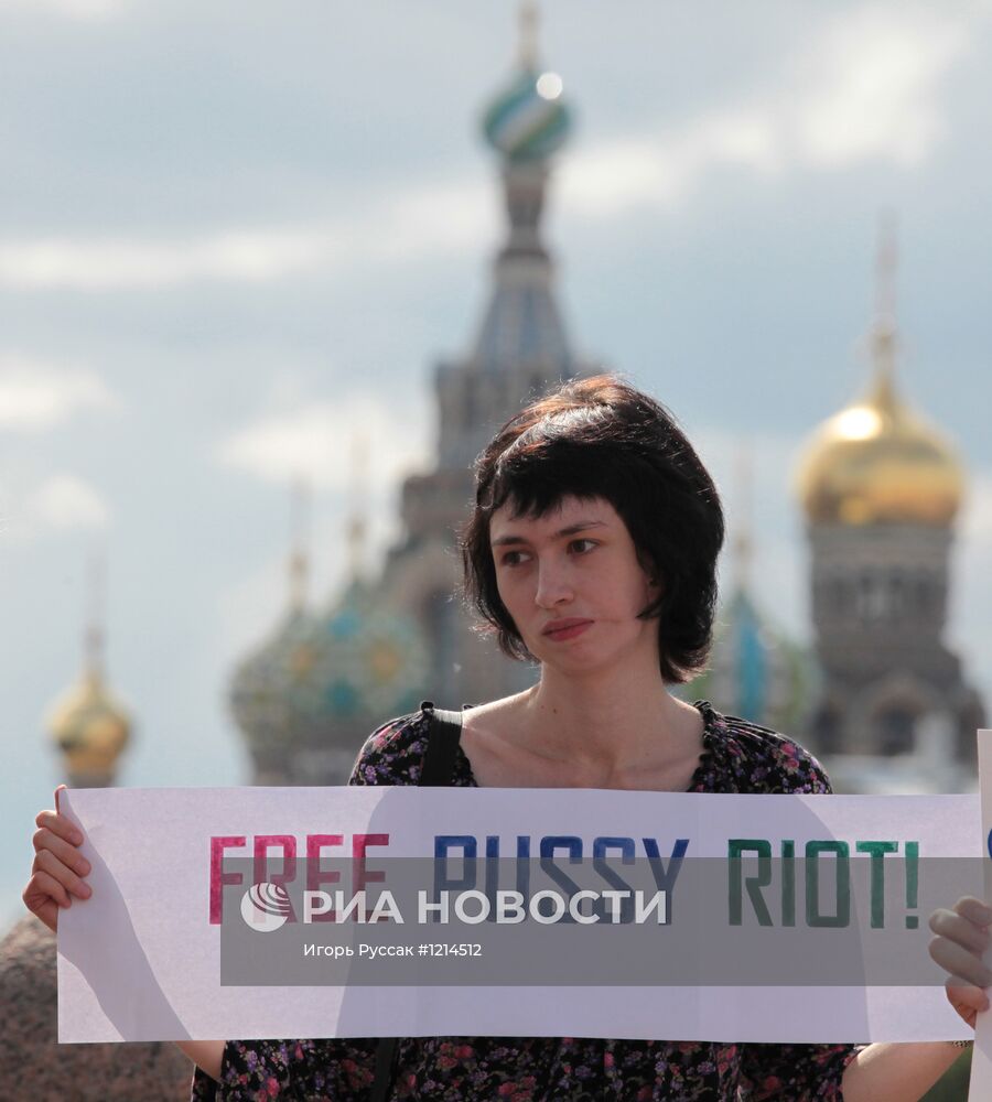 Акция в поддержку участниц группы Pussy Riot в Санкт-Петербурге