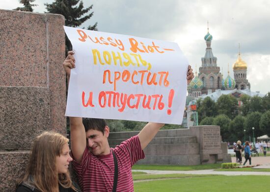 Акция в поддержку участниц группы Pussy Riot в Санкт-Петербурге