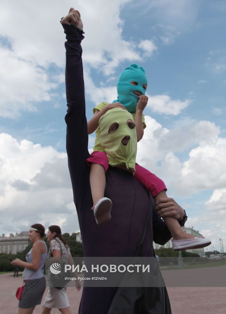 Акция в поддержку участниц группы Pussy Riot в Санкт-Петербурге