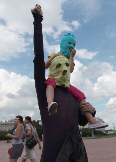 Акция в поддержку участниц группы Pussy Riot в Санкт-Петербурге