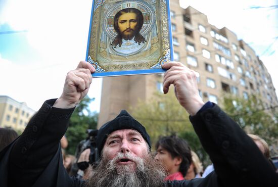 Акция в поддержку обвинения участниц группы Pussy Riot в Москве