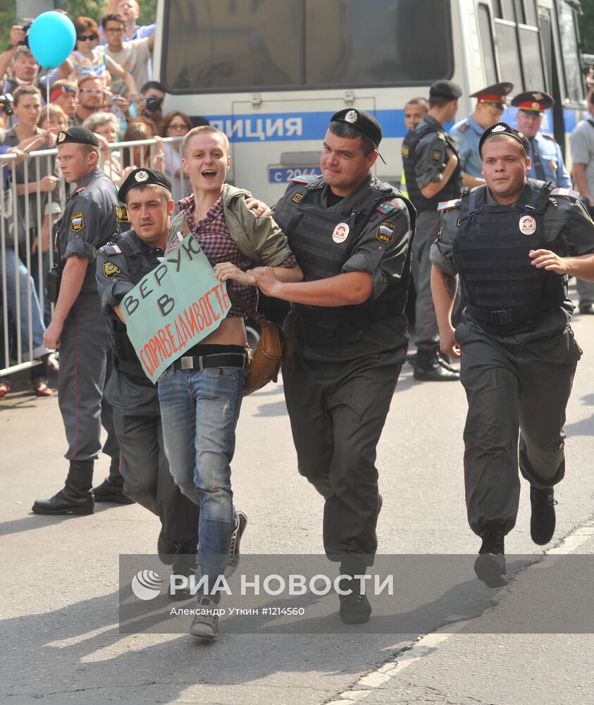 Акция в поддержку участниц панк-группы Pussy Riot в Москве