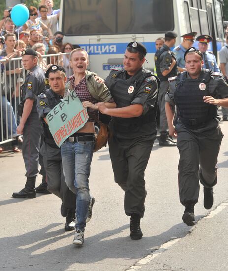 Акция в поддержку участниц панк-группы Pussy Riot в Москве