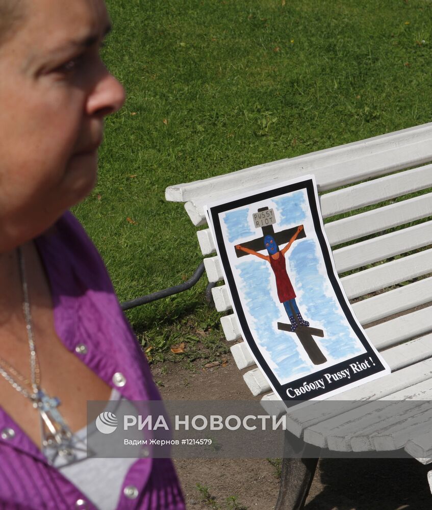Акция в поддержку участниц группы Pussy Riot в Санкт-Петербурге