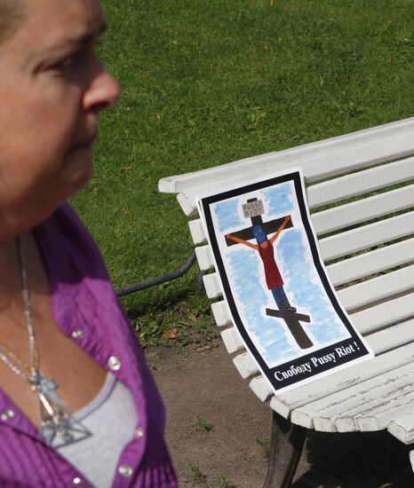 Акция в поддержку участниц группы Pussy Riot в Санкт-Петербурге