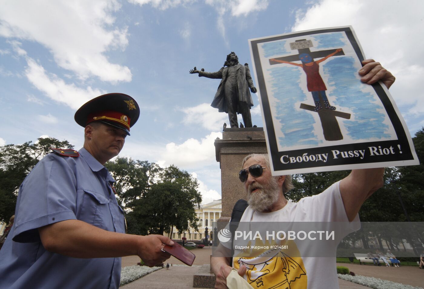 Акция в поддержку участниц группы Pussy Riot в Санкт-Петербурге