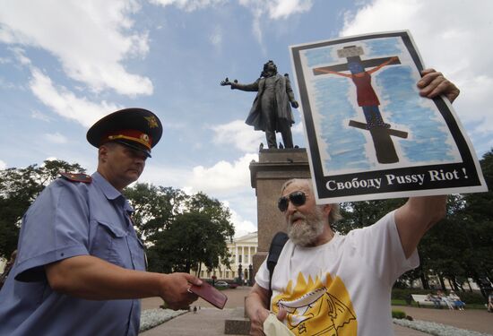 Акция в поддержку участниц группы Pussy Riot в Санкт-Петербурге