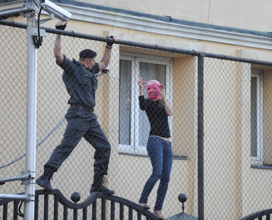 Акция в поддержку участниц группы Pussy Riot в Москве