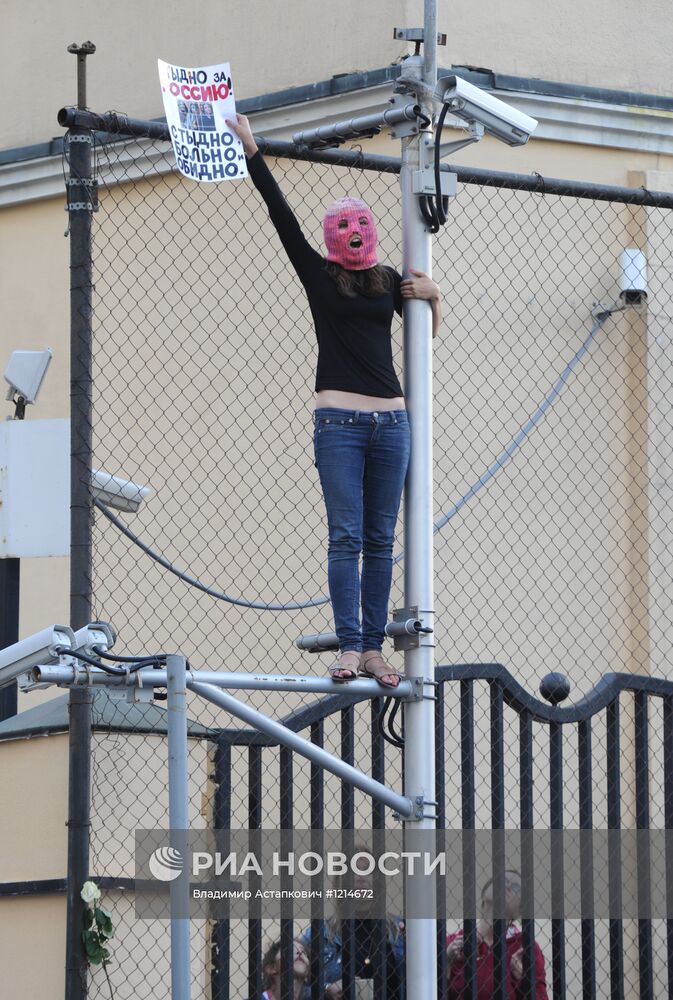 Акция в поддержку участниц группы Pussy Riot в Москве