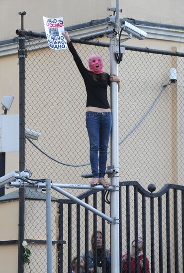 Акция в поддержку участниц группы Pussy Riot в Москве