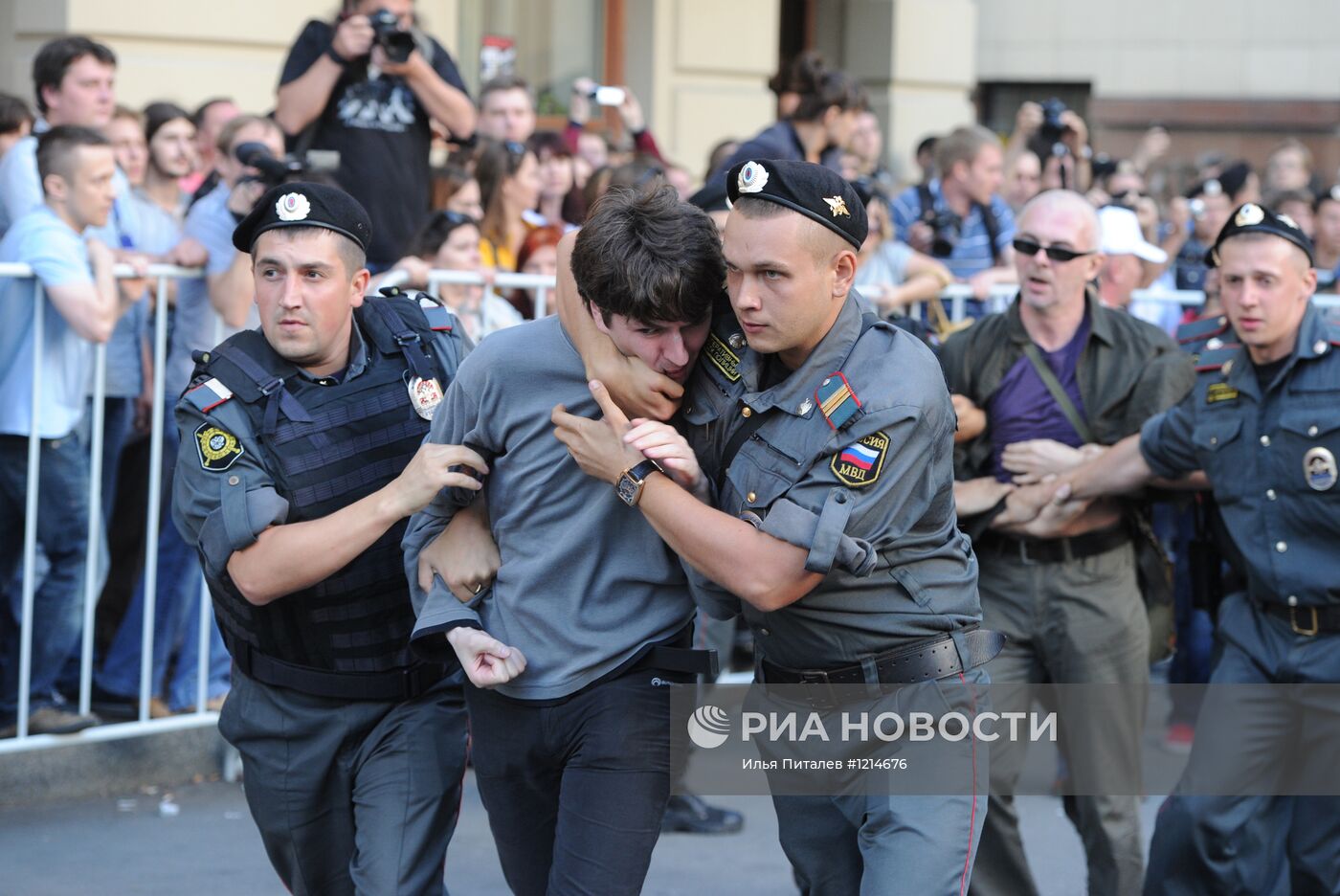Акция в поддержку участниц группы Pussy Riot в Москве