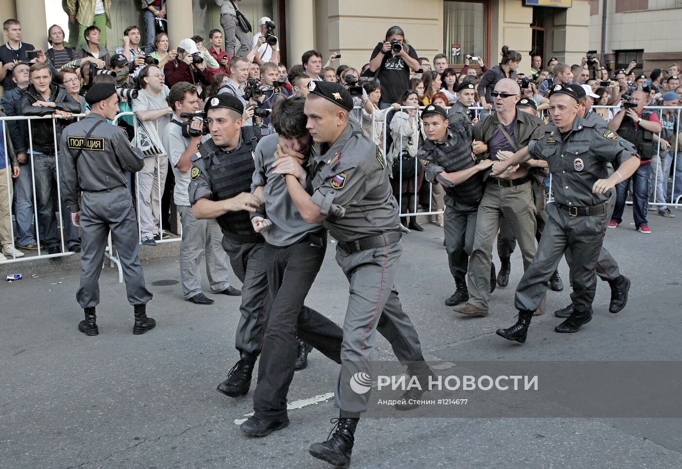 Акция в поддержку участниц группы Pussy Riot в Москве