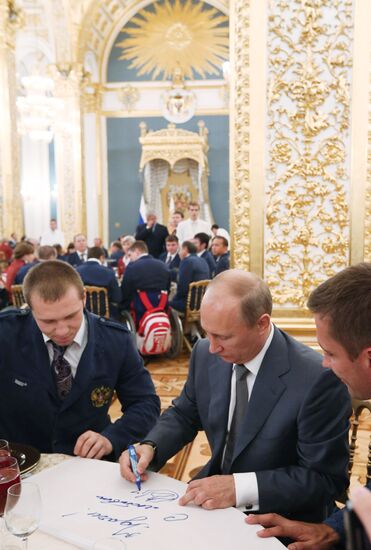 В.Путин на встрече с паралимпийской сборной России в Кремле