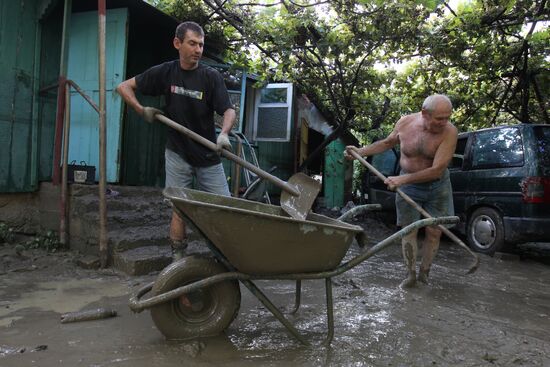 Последствия наводнения в поселке Новомихайловский под Туапсе