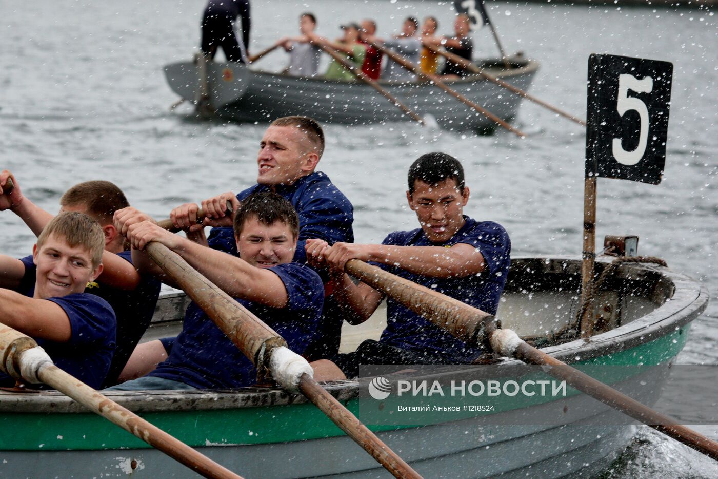 Гонка на морских шестивесельных ялах во Владивостоке