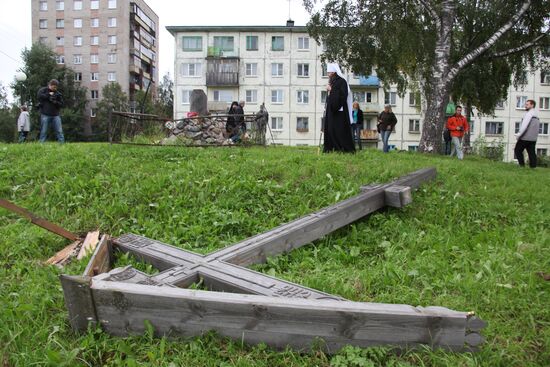 Вандалы срубили поклонный крест в Архангельске