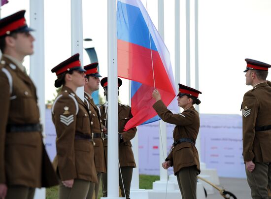 Церемония подъема флага России в Паралимпийской деревне