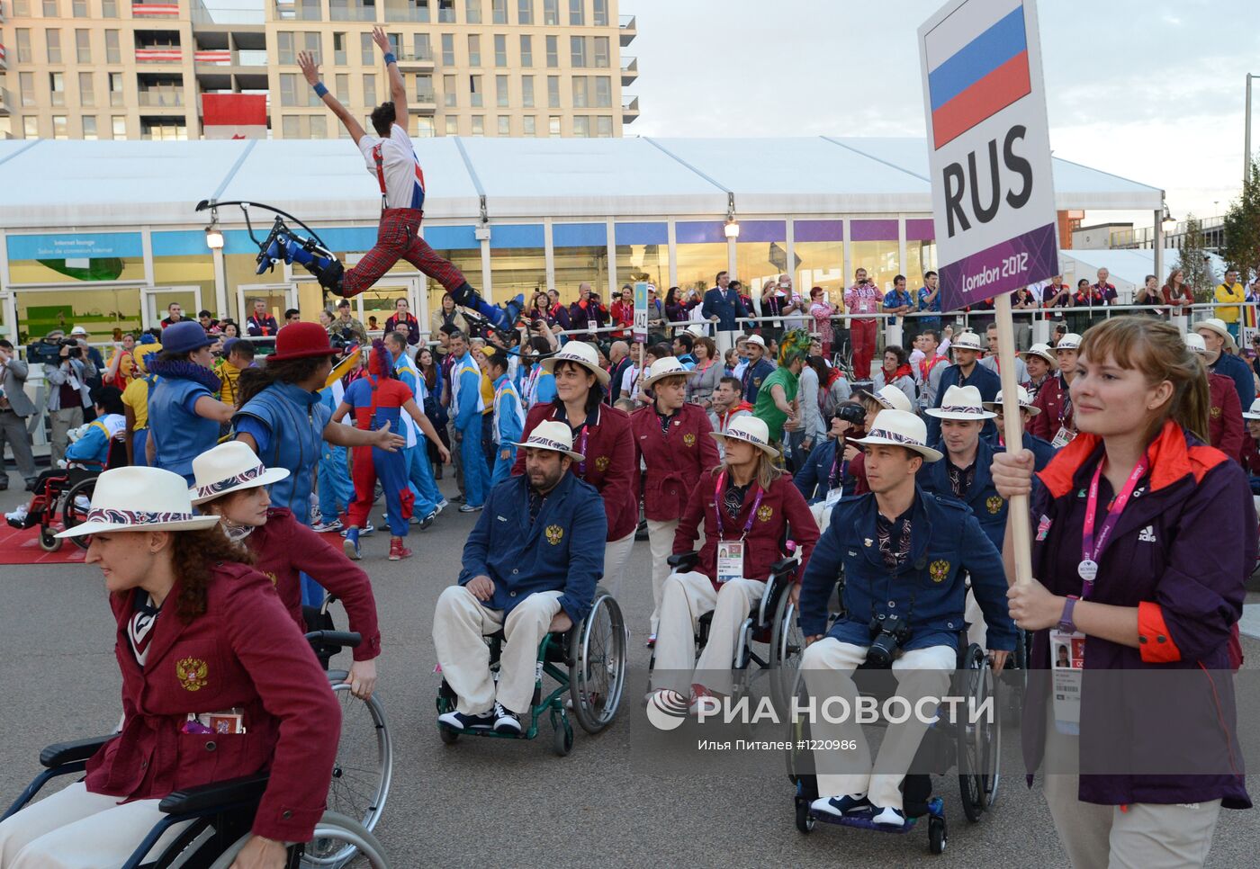 Церемония подъема флага России в Паралимпийской деревне