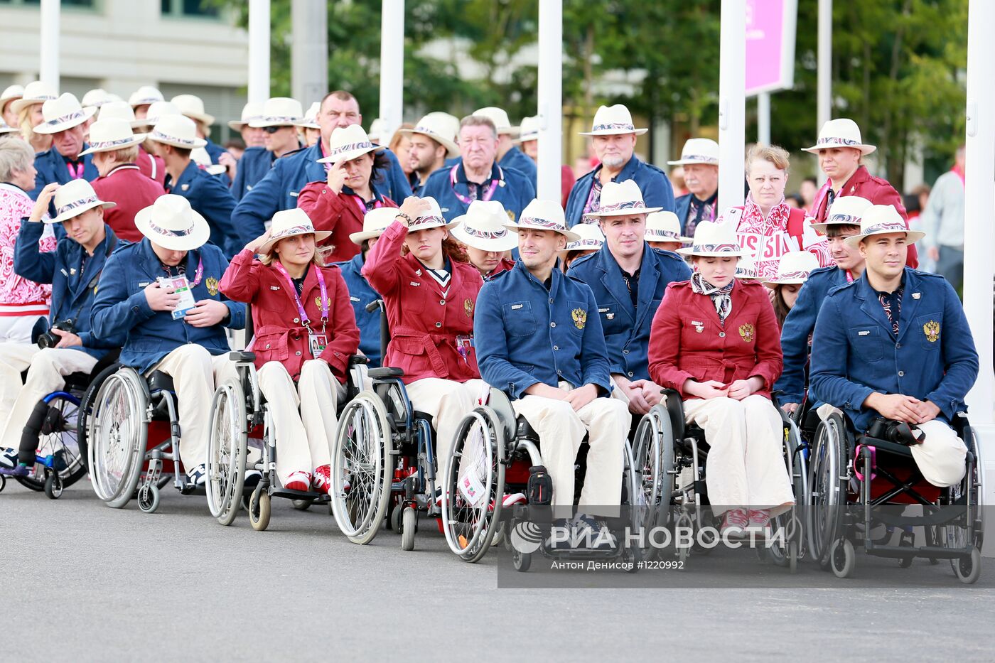 Церемония подъема флага России в Паралимпийской деревне