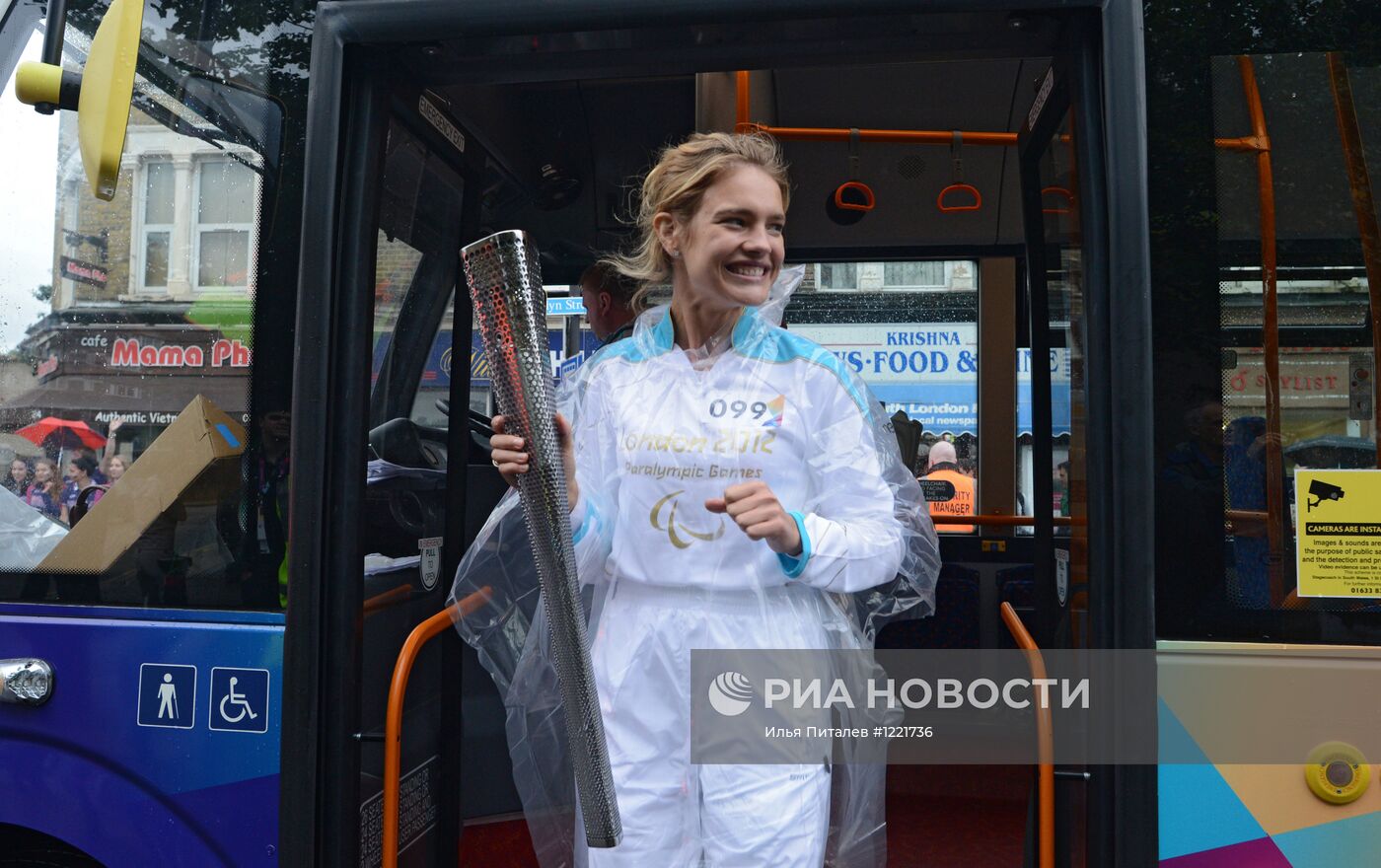 Н.Водянова приняла участие в эстафете огня Паралимпиады-2012