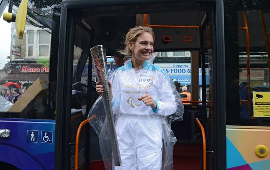 Н.Водянова приняла участие в эстафете огня Паралимпиады-2012