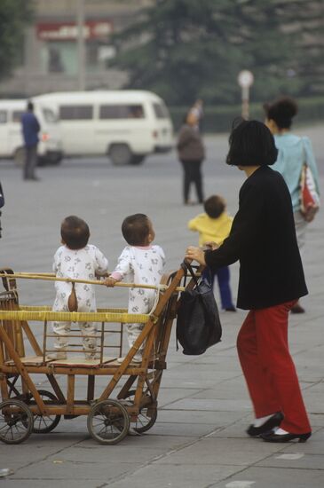 Жительница Пекина с малышами
