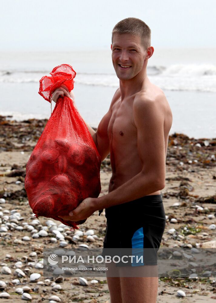 Тонны съедобных моллюсков выбросило на пляжи Приморья
