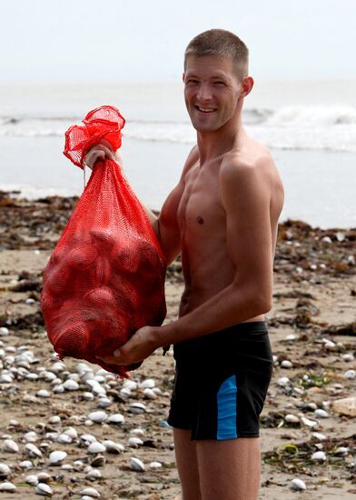 Тонны съедобных моллюсков выбросило на пляжи Приморья