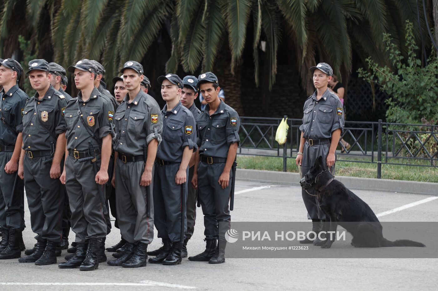 Сотрудники патрульно-постовой службы во время построения в Сочи