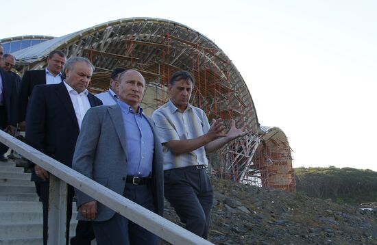 Владимир Путин прибыл во Владивосток для участия в саммите АТЭС