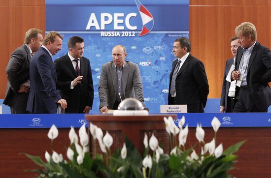 Владимир Путин прибыл во Владивосток для участия в саммите АТЭС